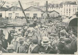 Entrada num navio de soldados que partiriam do cais da areia, em Lisboa, para Moçambique.