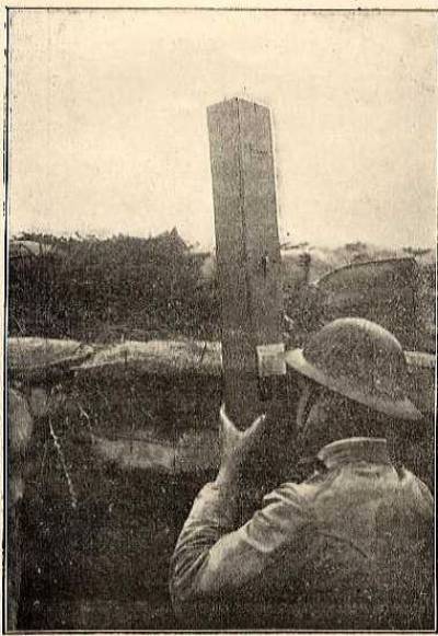 Soldado do C.E.P. em utilização de um periscópio na linha da Frente