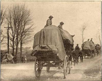 Fila de viaturas da artilharia portuguesa em movimentação numa estrada da Flandres