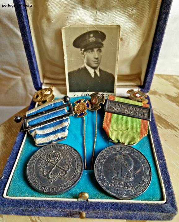 Medalha de Prata em conjunto com dois pins e Medalha de 25 de Exemplar Comportamento na Marinha Mercante.