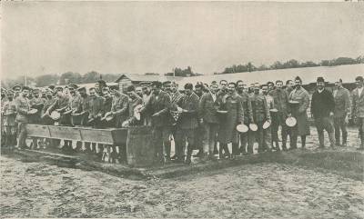 Os oficiais portugueses que estiveram presos em Breesen in Mecklembourg lavam a loiça da sua refeição.