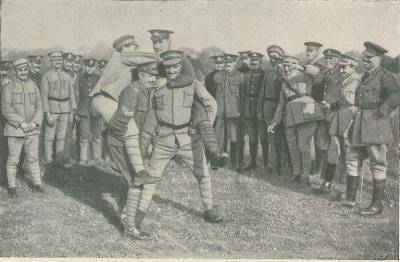 Soldados portugueses em jogos atléticos no campo d´instrução do 1º Grupo do C.A.P. em Roffey - Camp.