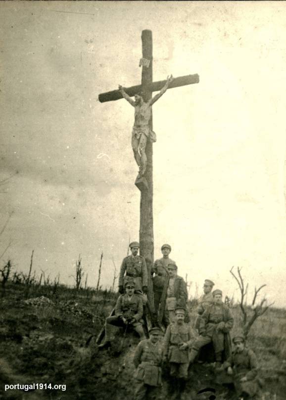 José Ribeiro Barbosa e seus camaradas junto a um Cristo das Trincheiras