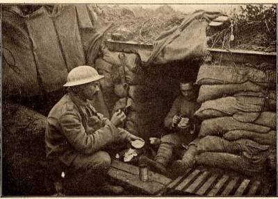 Dois soldados comem a sua refeição nas trincheiras