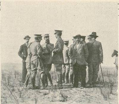 Portugal na Guerra - No Porto, a missão anglo-francesa com diversos oficiais num campo de exercícios.