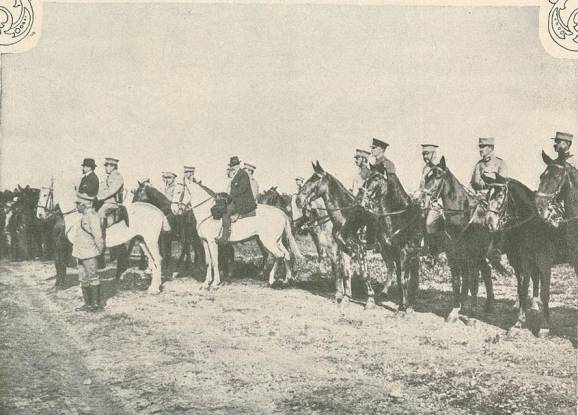 Altos dignatários do Governo e Militares observam as manobras no campo de treinamento de Tancos.