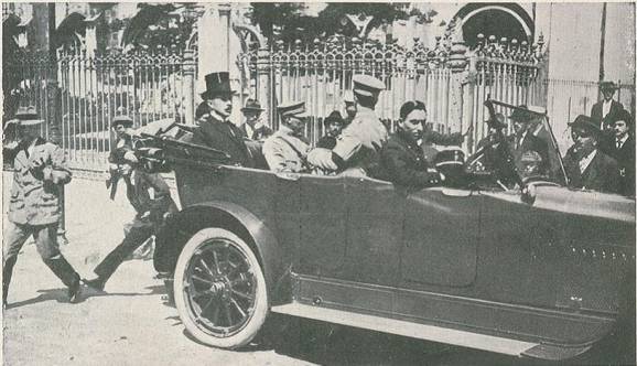 Sidónio Pais saindo da assembleia de voto em Belem.