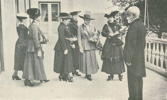 O sr. Presidente da Republica e a comissão de senhoras que foi ao palácio de Belem em peditório pelos soldados a combater em França.