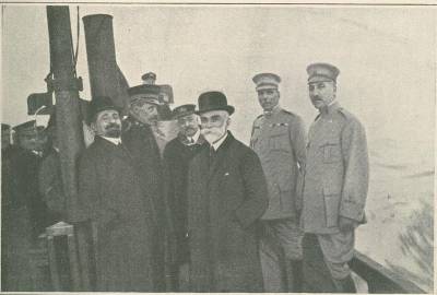 Vários dos intervenientes responsáveis pela entrada de Portugal na Grande Guerra, a bordo do rebocador que os levou a visitar os transportes de tropas na partida do primeiro contingente para a França. Ilustração Portuguesa, série II, nº. 573, Lisboa, 12 de Fevereiro de 1917, p. 123.