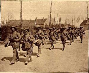 Um corpo de Infantaria do C.E.P. a caminho da frente de batalha, indo para as trincheiras.