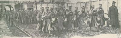 Chegada ao cais de embarque em Lisboa de um batalhão de Infantaria, de Castelo Branco, com o seu terno de cornetas à frente.